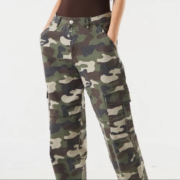 🔥 2/$15 Camo Straight Leg Cargo Pants - Picture 3 of 3